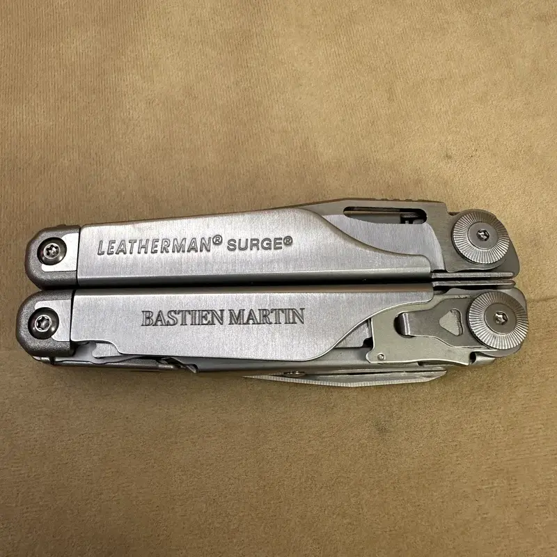 Couteau Leatherman avec gravure personnalisée pour un anniversaire